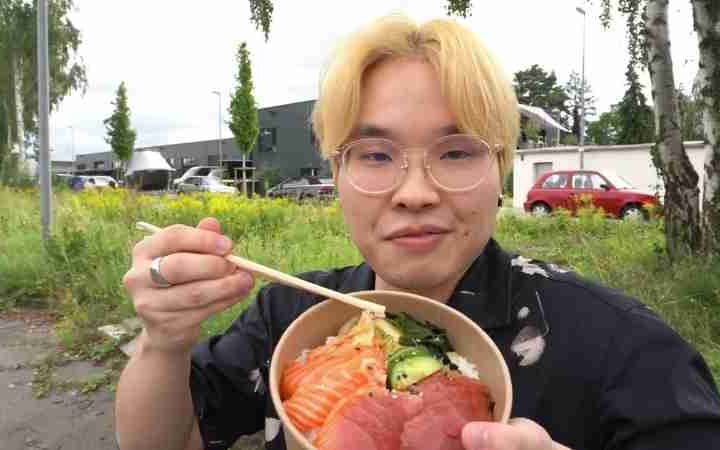 Ich war in Düsseldorf unterwegs und habe verschiedene japanische Food Spots probiert - innerhalb und außerhalb von Little Tokyo. Aber wie gut ist es wirklich? Viel Spaß beim Video :)

► Leckere Rezepte von mir gibt es auf https://rikueats.de/ 

Folgt mir gerne hier:

► Instagram @riku.eats https://www.instagram.com/riku.eats/ 
► TikTok @rikueats https://www.tiktok.com/@rikueats 

Food Spots:

- Bakery Taka, Düsseldorf (Gebäck)
- Daidokoro Umaimon, Düsseldorf (Ramen)
- Sushi Matsumoto, bei Nik The Greek, Düsseldorf (Sushi & Sashimi)
- Shochiku, Düsseldorf (Asia Markt)
- Kushi-Tei of Tokyo, Düsseldorf (Japanische Gerichte)
- Bing Go, Düsseldorf (Taiyaki)
_____________________________________________________________________________________________________

Meine Must-Have Zutaten*: https://amzn.to/3XYkLO9
Meine Lieblings-Instant Ramen*: https://amzn.to/3j1Zwfn
Meine Lieblingssnacks*: https://amzn.to/3DazSvP
Meine Lieblingsgetränke*: https://amzn.to/3JaXN1Q
Meine Küchenutensilien*: https:/, tags: asiatische - youtube